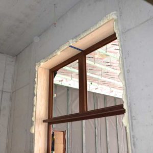 Mousse de polyuréthane isolante pour porte et fenêtre